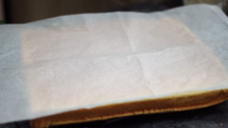 原味蛋糕卷,表面盖上一张干净的油纸
