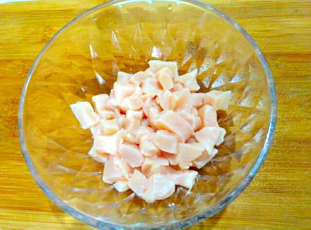 杏鲍菇炒鸡丁,切好的鸡胸肉装碗