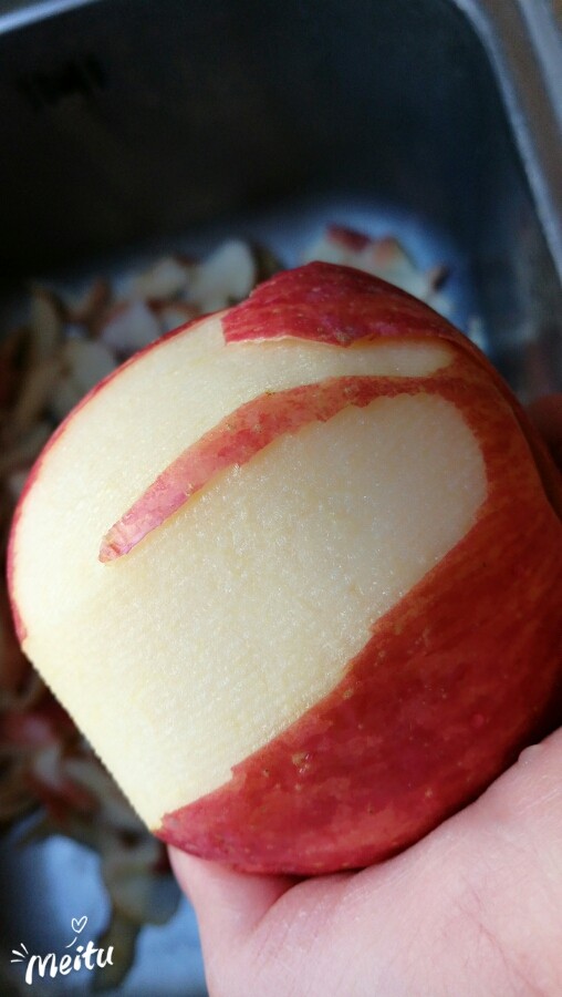 苹果果脯,用削皮器把苹果皮削干净。