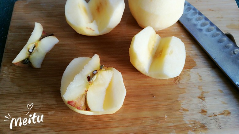 苹果果脯,把苹果从中间切开去掉苹果核。