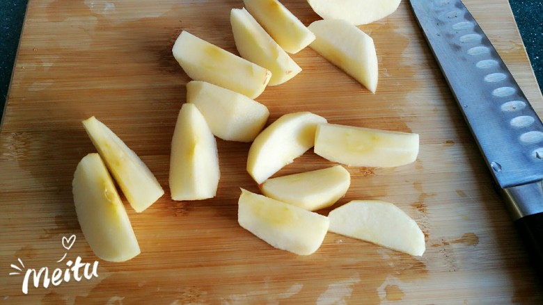 苹果果脯,然后将苹果切成块状。