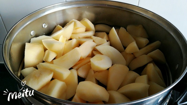 苹果果脯,蒸锅加水水开后，把苹果块放入蒸笼，根据苹果块的多少，大火蒸制约十几分钟。