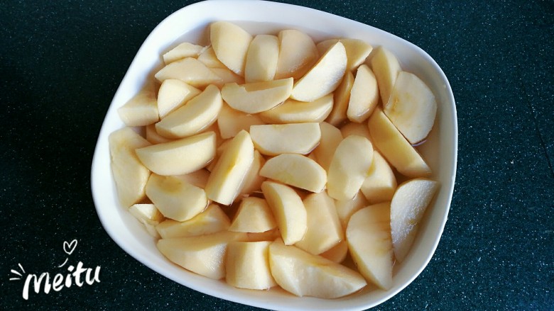 苹果果脯,同样方法把切好的苹果块放入清水中防止氧化变色。