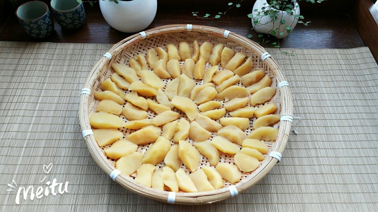 苹果果脯,蒸好的苹果摆入透气的竹筛中，放阳台上晾晒，根据天气情况晾晒一到两天。