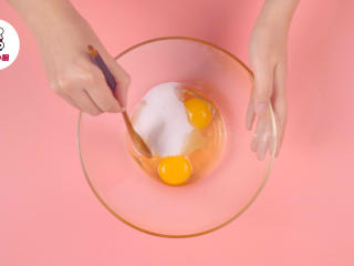 无油无水脆皮小蛋糕,碗中放入鸡蛋2个、细砂糖70g，搅拌均匀