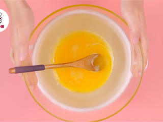 无油无水脆皮小蛋糕,将碗置于热水上，继续搅拌，蛋液温度升高至37℃