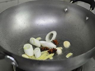 胡萝卜羊肉煲,烧热后下姜蒜、葱段、八角炒香