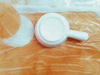 百变山楂,撕下来后，山楂皮就放在油纸上，找一个圆小碗，用小刀照着圆碗的形状划出一个圆形的山楂皮！