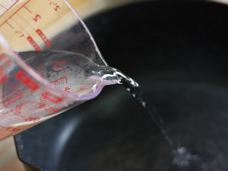 日式豚骨拉面，香浓鲜美一碗打尽,350ml左右的冷水入锅，烧至沸腾