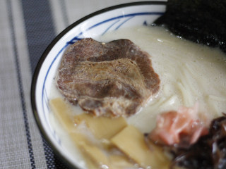 日式豚骨拉面，香浓鲜美一碗打尽,将叉烧放在笋片旁边