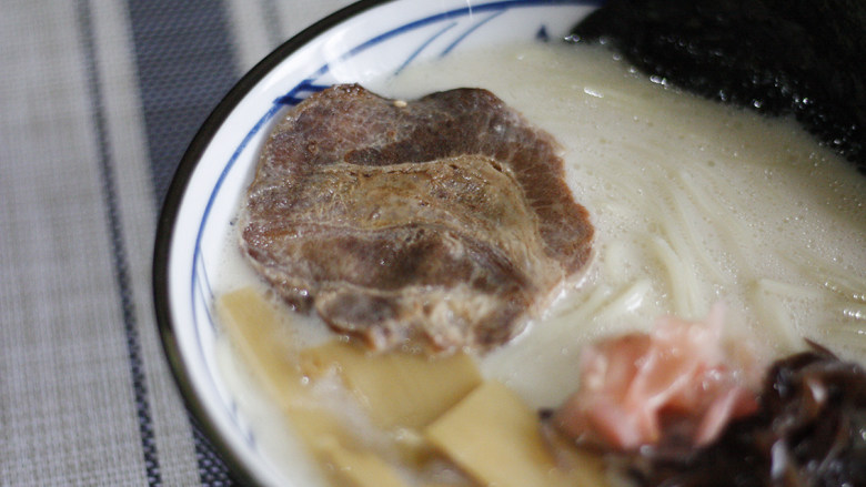 日式豚骨拉面，香浓鲜美一碗打尽,将叉烧放在笋片旁边