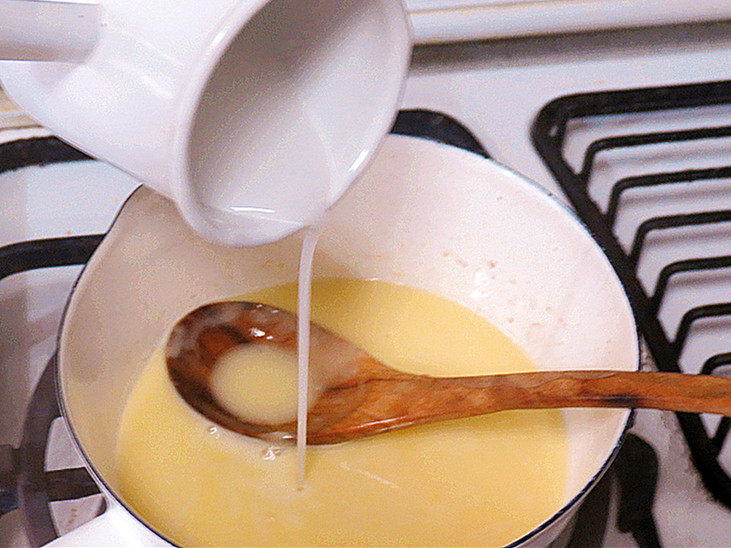 享受异域风味的【香浓奶酪火锅】,奶酪熔化后，淀粉加水成水淀粉，倒入锅中