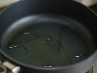 青椒荷包蛋,锅里倒入油预热