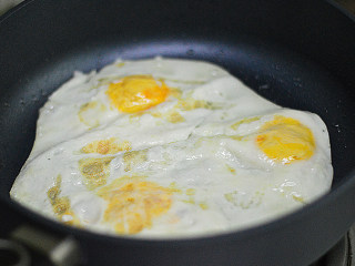 青椒荷包蛋,煎至两面定型后盛出