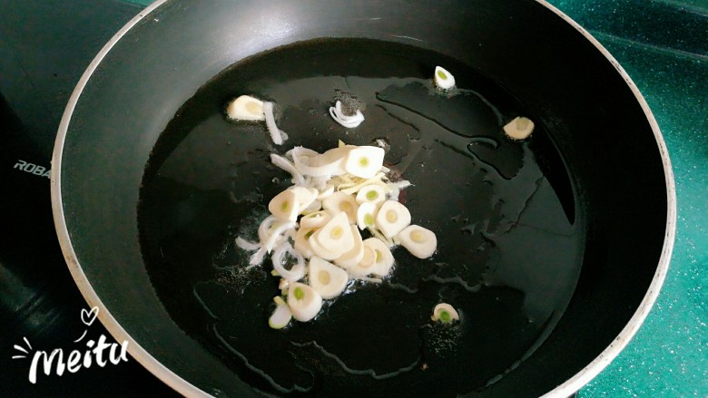 蒜香豆豉蒸排骨,锅中放油，油热后放入蒜姜葱翻炒。

