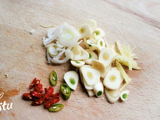 蒜香豆豉蒸排骨,把大蒜切片，葱姜切丝，辣椒切碎。