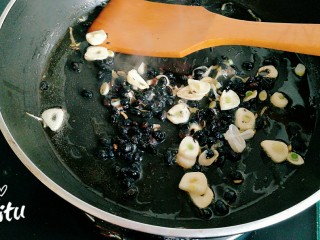 蒜香豆豉蒸排骨,然后放入豆豉翻炒出香味。喜欢吃辣的可以把辣椒碎放入一块炒。
