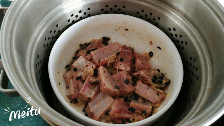 蒜香豆豉蒸排骨,最后将排骨放入蒸锅中大火蒸30-40分钟即可。