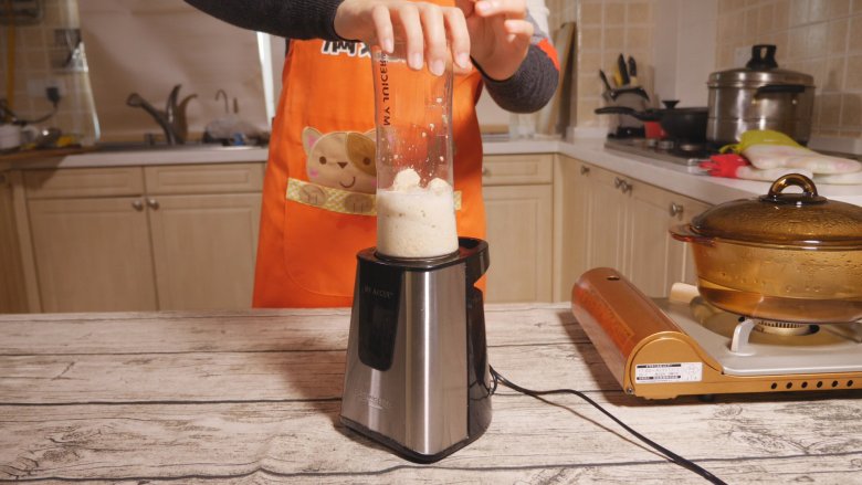 辅食鸡肉泥,用榨汁机打20秒左右，就可以得到细腻的肉泥了。