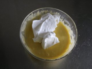 肉松小贝,挖取三分之一蛋白放入蛋黄糊中搅拌均匀
