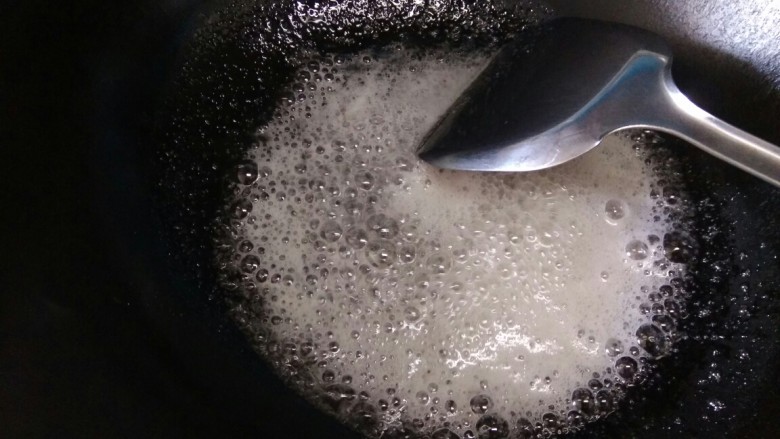 糖霜山药,糖冒出细腻的小泡泡，而且用铲子不断搅拌的过程中能感觉到沙沙的声音