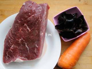 经典家常菜之鱼香肉丝（清真牛肉版）,主要材料很简单，牛肉，胡萝卜，木耳。平时这道菜的原材料应该猪里脊，今天我要用牛肉做一道清真版的鱼香肉丝。