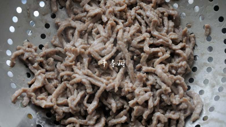 经典家常菜之鱼香肉丝（清真牛肉版）,炒好的肉丝捞出备用。