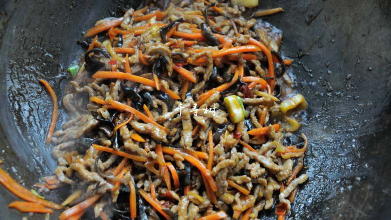 经典家常菜之鱼香肉丝（清真牛肉版）,倒入碗汁，大火收汁就可以出锅了。