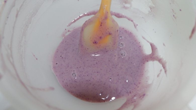 彩虹蕾丝蛋饼,搅拌均匀，如果觉得面糊比较干，可以在加入5g牛奶调和