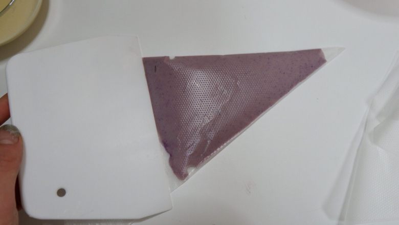 彩虹蕾丝蛋饼,用刮刀从袋口往前刮