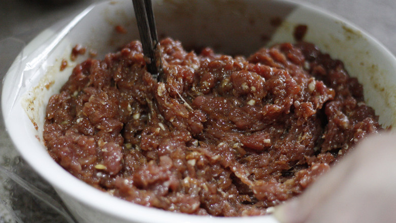 甜脆香酥的猪肉脯,用筷子顺时针搅拌15分钟左右，使所有的肉馅都能够沾上腌料。搅拌好后的肉料，覆盖保鲜膜腌制2小时以上。