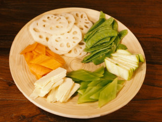 罗汉斋丨佛系过新年 只差一道罗汉斋,各色蔬菜洗净，改刀切成大小一般的片；
