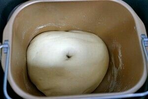 菠萝包,面团在面包机里室温发酵至2倍大，约1小时左右。