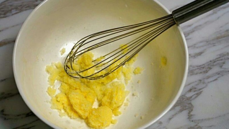 菠萝包,酥皮：在一个碗中加入软化的黄油和糖用打蛋器搅拌均匀。