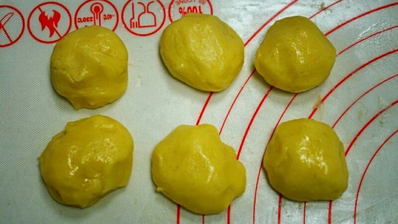 菠萝包,将酥皮面团平均分成6份。