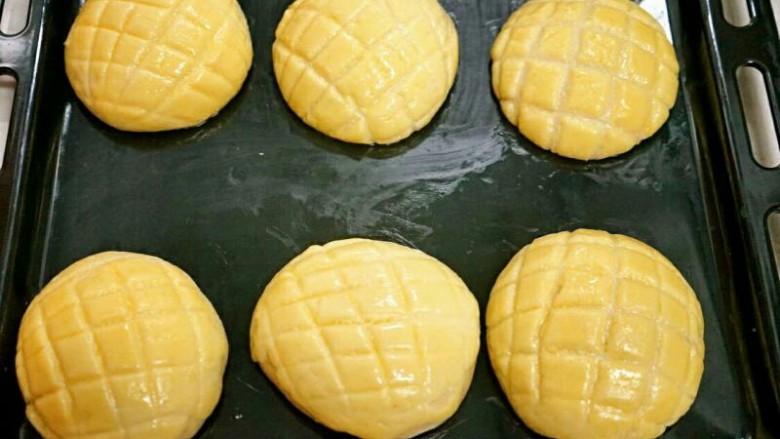 菠萝包,烤箱提前预热到180度，刷上蛋液后送入烤箱180度烤12分钟左右。