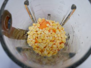 胡萝卜玉米浓汤,在投入玉米粒