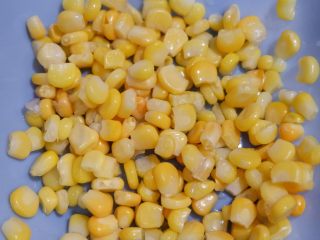 胡萝卜玉米浓汤,玉米粒可以使用现成的，也可以用玉米自己把玉米粒剥下来