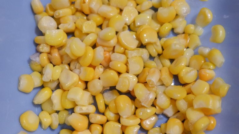 胡萝卜玉米浓汤,玉米粒可以使用现成的，也可以用玉米自己把玉米粒剥下来