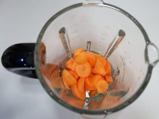 胡萝卜玉米浓汤,将胡萝卜投入破壁机