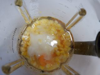胡萝卜玉米浓汤,破壁机启动玉米汁功能，或者浓汤功能都可以。
大约20分钟程序结束即可