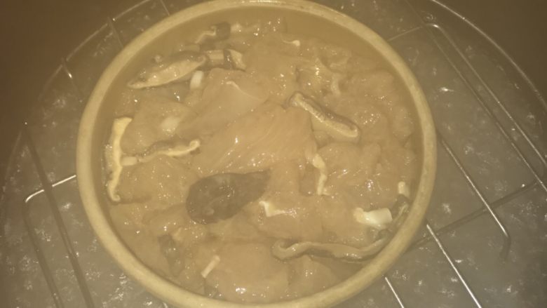 香菇蒸滑鸡（鱼肉口感的鸡胸肉）,把鸡胸肉用筷子埔入一个平盘或浅盘中，一定要铺薄点，因为蒸的时候短。要快速蒸熟，口感才嫩。