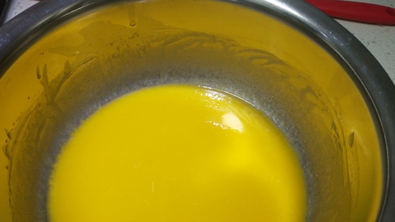 六寸红丝绒戚风蛋糕,蛋黄和玉米油搅拌均匀