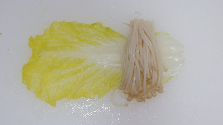 金针菇白玉卷（无油）,揪一撮金针菇下来，铺在根部
金针菇是不是很整齐？毫不费力。