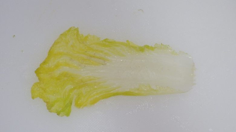 金针菇白玉卷（无油）,取一片叶子，铺平整