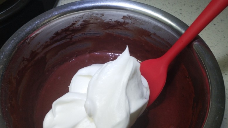 六寸红丝绒戚风蛋糕,将一少部分的蛋白霜放入面糊中