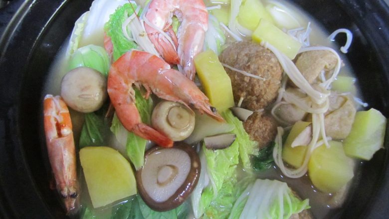 营养美味――骨汤丸子鲜虾煲,下入白菜和虾煮开