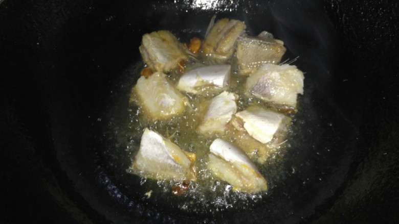咸鱼豆腐煲,油热之后，再把鱼块放入煎至焦黄，鱼盛出备用