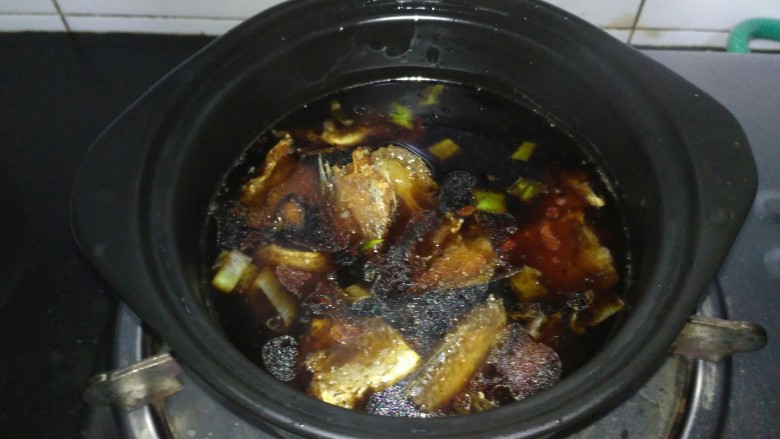 咸鱼豆腐煲,酱汁转入砂锅，鱼块放入