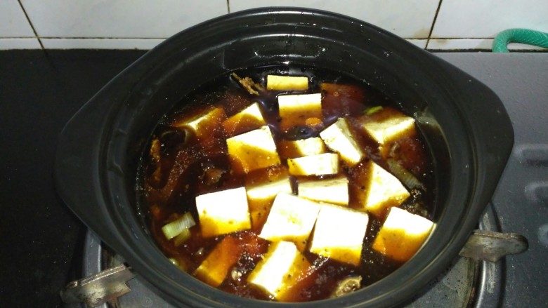 咸鱼豆腐煲,豆腐放入，中火烧开，小火焖煮10分钟